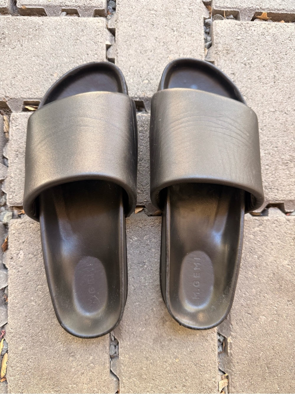 Minimal Black Slide Sandals — Cushioned Wide-Band Comfort